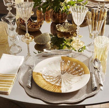 Cargar imagen en el visor de la galería, Glimmer - Individual Redondo Festoneado Dorado / Blanco (Juego de 4)