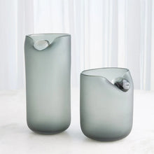 Cargar imagen en el visor de la galería, Poise - Florero Gris Pequeño