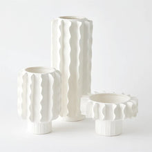 Cargar imagen en el visor de la galería, Frilled - Florero Grande con Volantes Blanco Mate