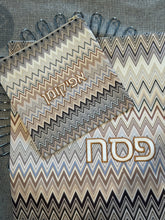 Cargar imagen en el visor de la galería, Cubierta de Matzá Zig-Zag + Bolsa Afikoman Cuadrada (Set de 2)