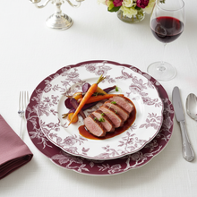 Cargar imagen en el visor de la galería, Albertine Prune - Dinner Plate sobre Charger con comida