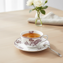 Cargar imagen en el visor de la galería, Albertine Prune - Tea Cup &amp; Saucer con té
