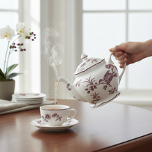 Cargar imagen en el visor de la galería, Albertine Prune - Teapot 6 cups en uso