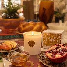 Cargar imagen en el visor de la galería, Bee I-Wick Candle - Rosh Hashanah Lifestyle