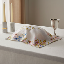 Cargar imagen en el visor de la galería, Challah Cover Flower Gold Bee - Lifestyle Elegante Refinado
