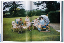 Cargar imagen en el visor de la galería, Taschen-Her Majesty. A Photographic History 1926–2022