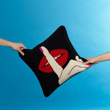Cargar imagen en el visor de la galería, Labios Rojos Silencio - Cojín Negro