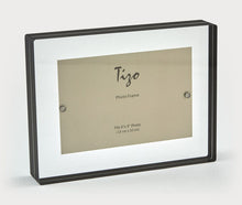 Cargar imagen en el visor de la galería, Tizo-Marco Transparente Acrílico Block borde negro 5x7&quot;